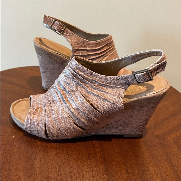 Aerosoles  open toe sling back shoe/wedge heel  tan sparkly leather/suede size 9 - Picture 5 of 14
